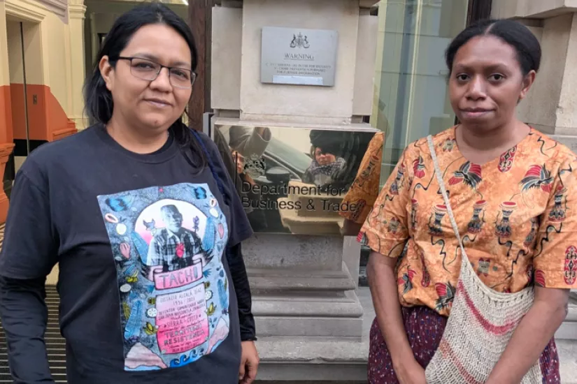 Purépecha-Aktivistin Claudia Ignacio Álvarez aus Mexiko und die Miyah-Vertreterin Lia Yewen aus Westpapua