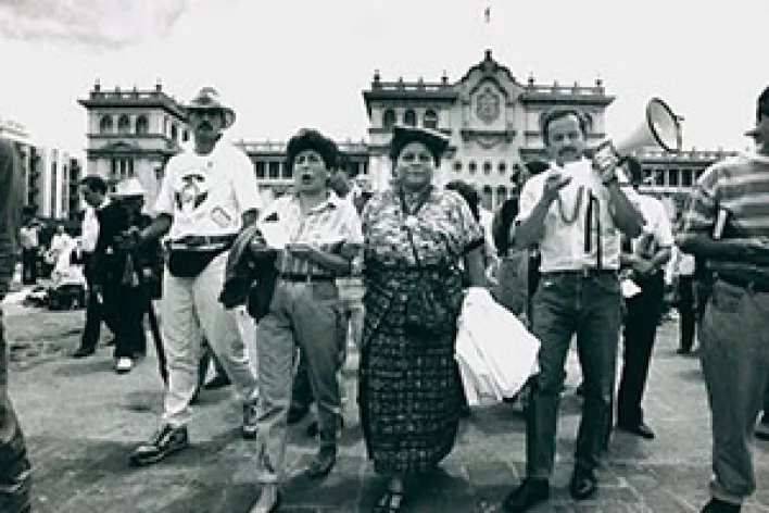 Rigoberta Menchu (3. von links)