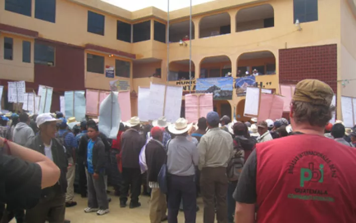 Felix Weiss bei der Beobachtung einer Protestkundgebung in Huehuetenango