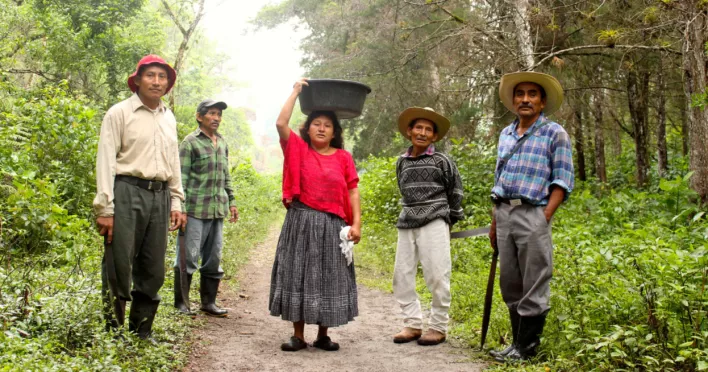 Justino Xollim (rechts) mit Gemeindemitgliedern auf dem Weg zur Feldarbeit. Foto_pbi  Guatemala