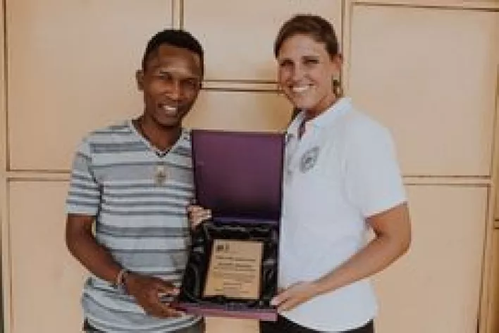 pbi Kenia übergibt dem Koordinator des Stadtteilzentrums, Stephen Kinuthia Mwangi, den Invisible Mandela Award