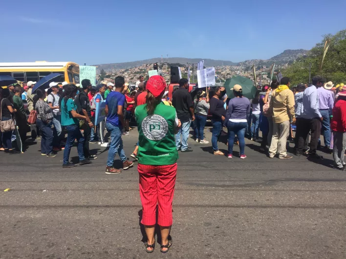 pbi-Freiwillige beobachtet eine Demonstration