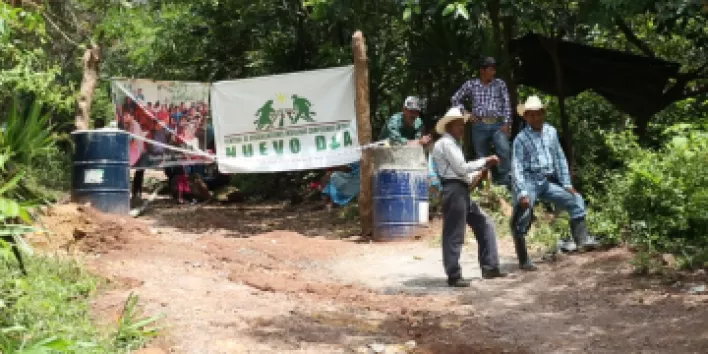 Straßenblockade am Eingang der Mine Cantera de los Manantiales in der Gemeinde Olopa, Chiquimula in Guatemala.png